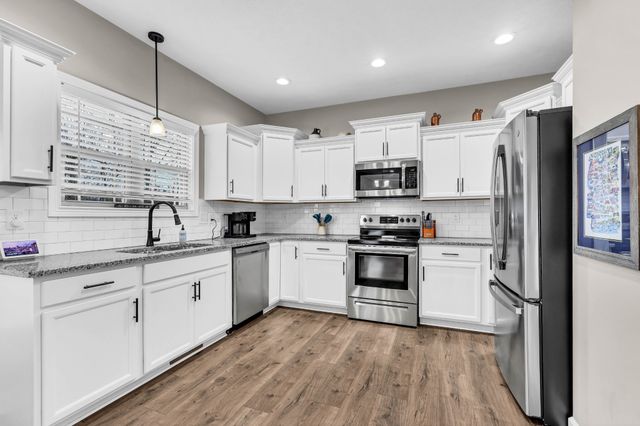 416 Glenstone Springs Dr, Clarksville, TN 37043