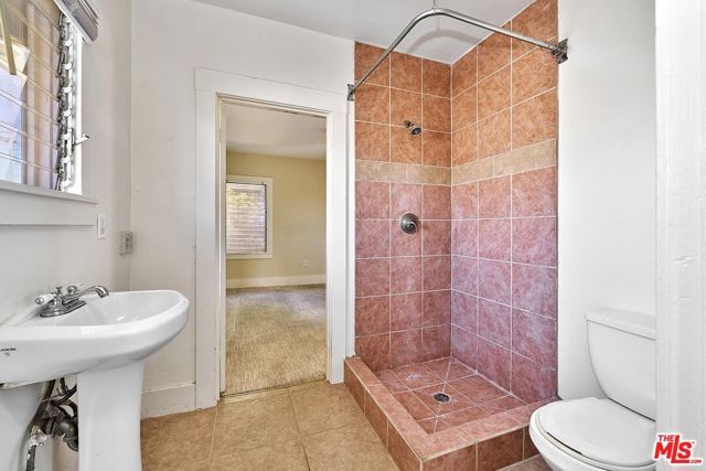 1228 S Catalina Street, Los Angeles, CA 90006