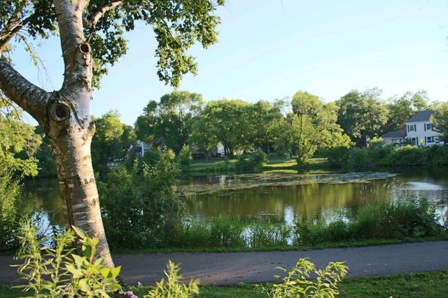 6877 Grenwich Lane N, Oakdale, MN 55128