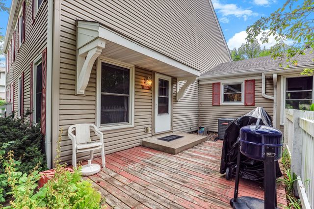 6877 Grenwich Lane N, Oakdale, MN 55128