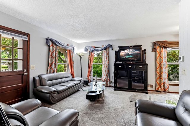 6877 Grenwich Lane N, Oakdale, MN 55128