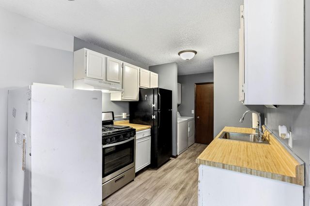6877 Grenwich Lane N, Oakdale, MN 55128