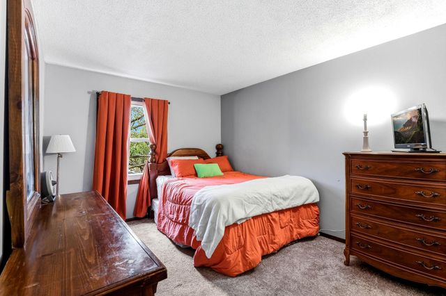 6877 Grenwich Lane N, Oakdale, MN 55128