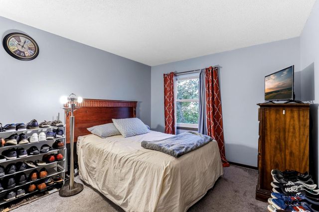 6877 Grenwich Lane N, Oakdale, MN 55128