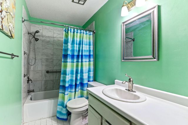 6877 Grenwich Lane N, Oakdale, MN 55128