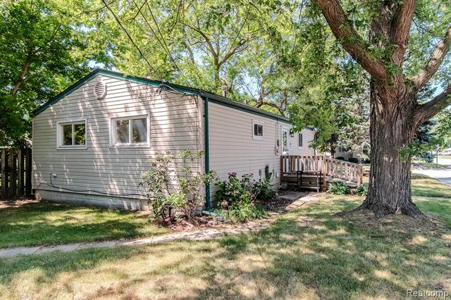 19888 Broadacres Street, Clinton Township, MI 48035
