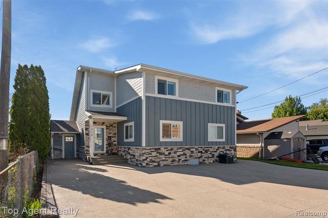 7910 Anchor Bay Drive, Clay, MI 48001