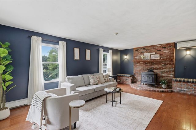 109 Country Ln, Leominster, MA 01453