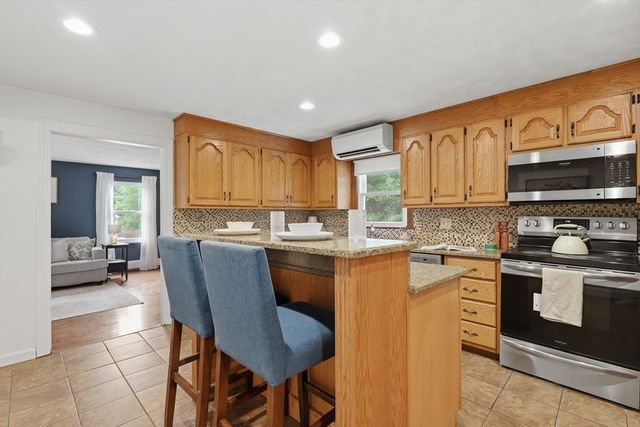 109 Country Ln, Leominster, MA 01453
