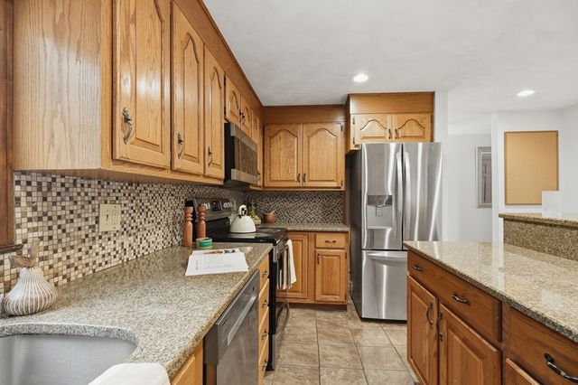 109 Country Ln, Leominster, MA 01453