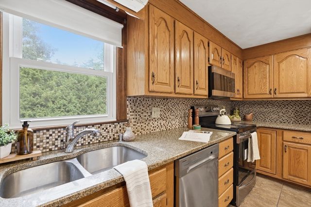 109 Country Ln, Leominster, MA 01453