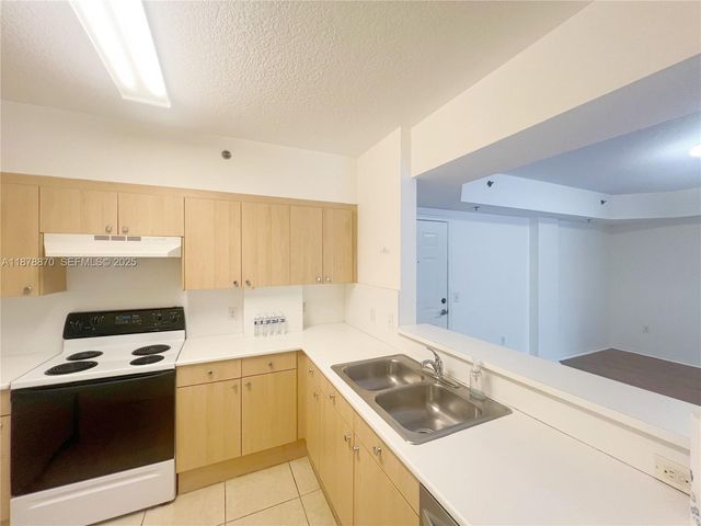 9340 Fontainebleau Boulevard W206, Miami, FL 33172