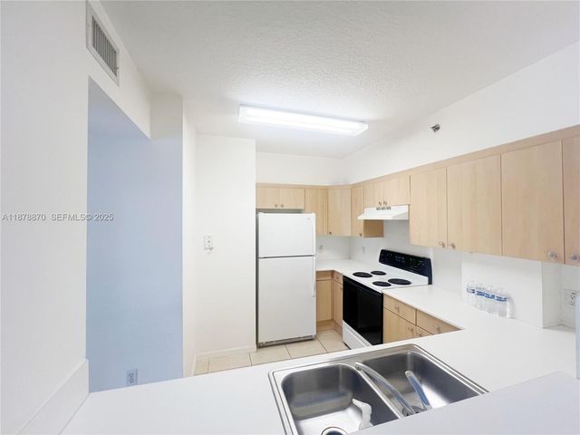 9340 Fontainebleau Boulevard W206, Miami, FL 33172