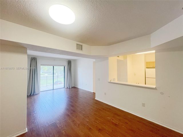 9340 Fontainebleau Boulevard W206, Miami, FL 33172