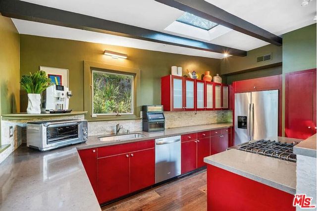 8581 Appian Way, Los Angeles, CA 90046