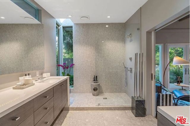 8581 Appian Way, Los Angeles, CA 90046