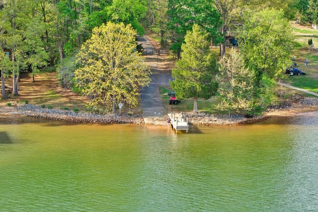 60 Old Barn Road, Moneta, VA 24121