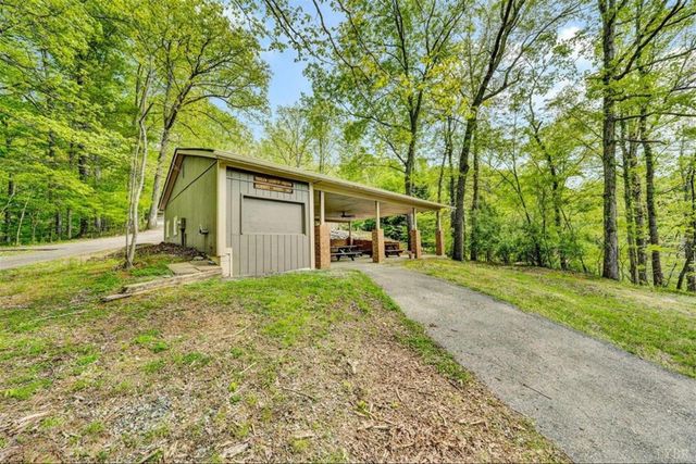 60 Old Barn Road, Moneta, VA 24121