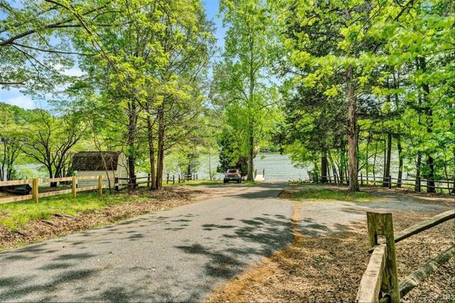60 Old Barn Road, Moneta, VA 24121