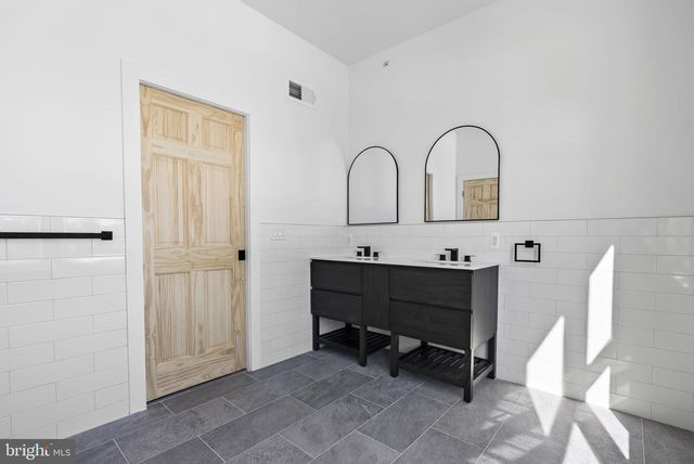 458 W EARLHAM TER, Philadelphia, PA 19144