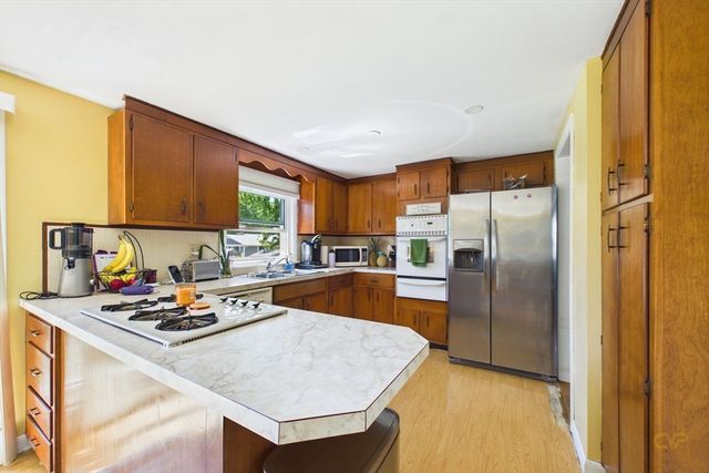 70 Fairmount St, New Bedford, MA 02740