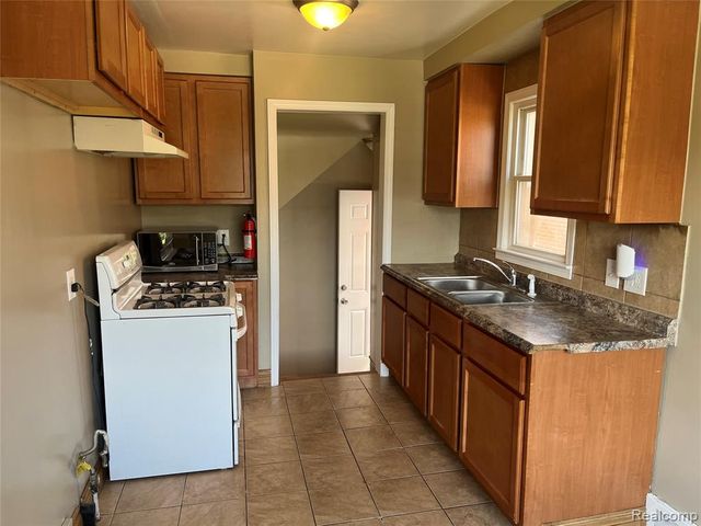 1410 Mayflower Avenue, Lincoln Park, MI 48146