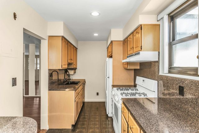 21-47 Utopia Parkway 2, Whitestone, NY 11357