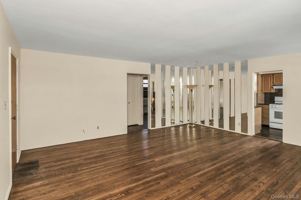 21-47 Utopia Parkway 2, Whitestone, NY 11357 — photo 3