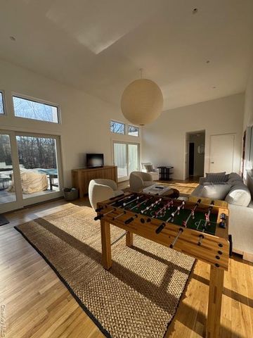 14 Park Circle, Quogue, NY 11959