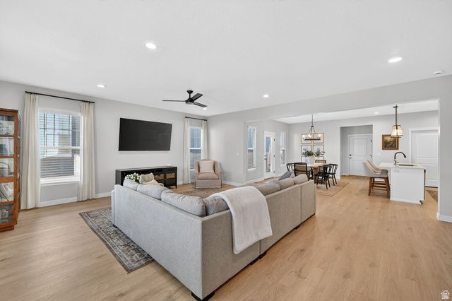 979 W SHORELINE DR, Layton, UT 84041