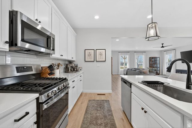 979 W SHORELINE DR, Layton, UT 84041