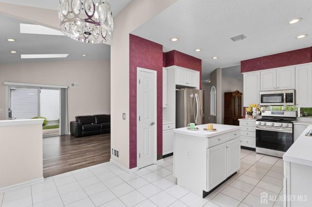 6 Westboro Lane, Monroe, NJ 08831