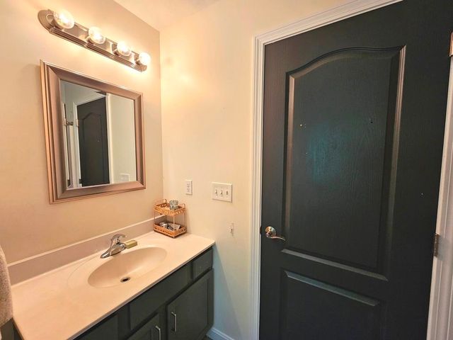 28 Owens Dr Unit 68, Swanzey, NH 03446