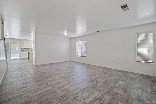 2805 W Brooke Avenue, Visalia, CA 93291