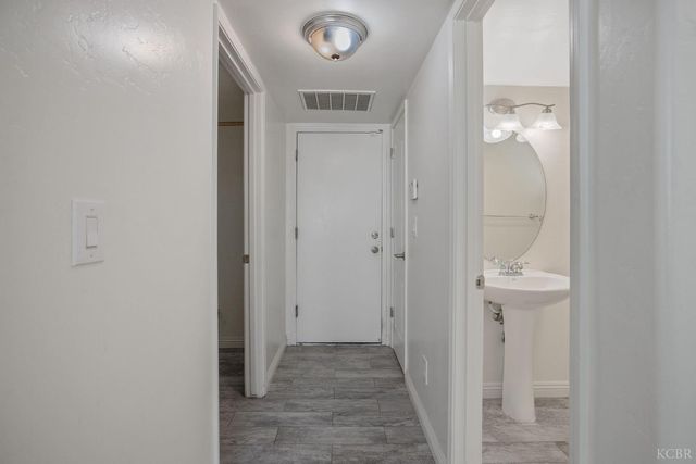 2805 W Brooke Avenue, Visalia, CA 93291