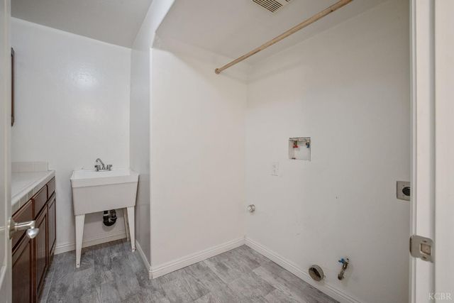 2805 W Brooke Avenue, Visalia, CA 93291