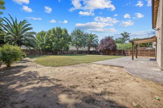2805 W Brooke Avenue, Visalia, CA 93291