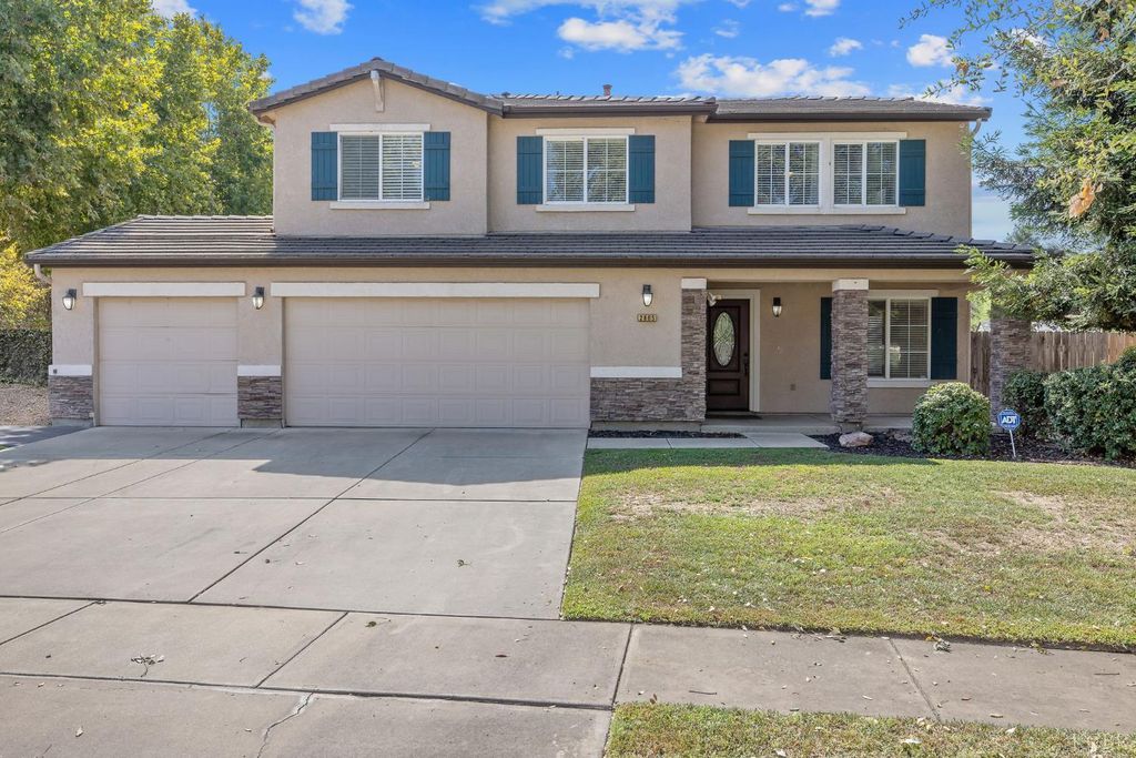 2805 W Brooke Avenue, Visalia, CA 93291