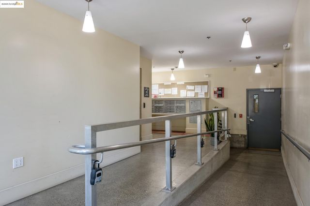 485 W Macarthur Blvd 407, Oakland, CA 94609