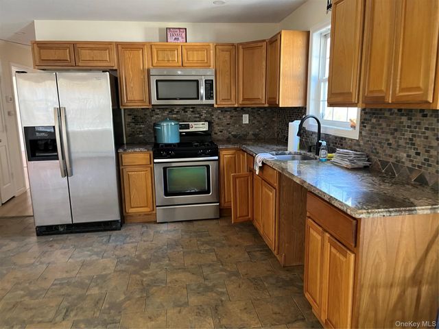 39 Elder Avenue, Farmingville, NY 11738