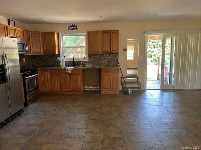 39 Elder Avenue, Farmingville, NY 11738