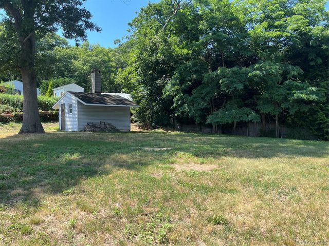 39 Elder Avenue, Farmingville, NY 11738