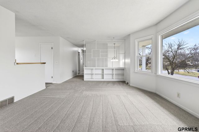 6219 N 66 Street, Omaha, NE 68104