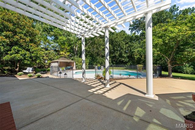 3 Longrove Lane, Des Peres, MO 63131