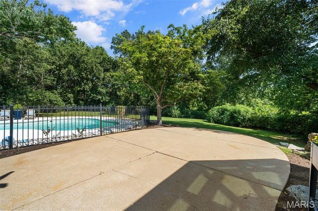 3 Longrove Lane, Des Peres, MO 63131