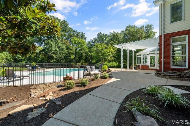 3 Longrove Lane, Des Peres, MO 63131