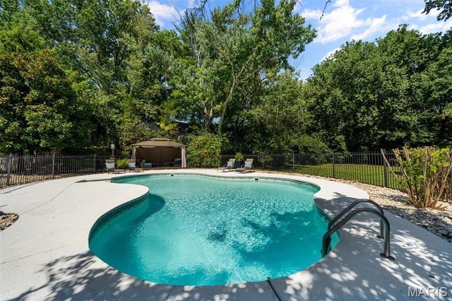 3 Longrove Lane, Des Peres, MO 63131