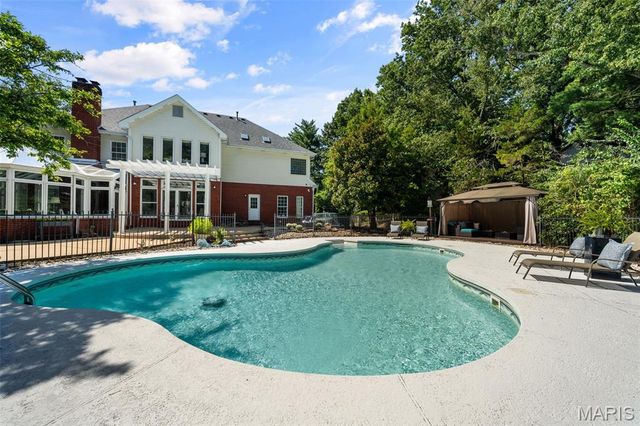 3 Longrove Lane, Des Peres, MO 63131