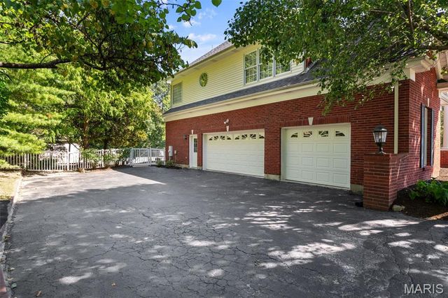 3 Longrove Lane, Des Peres, MO 63131