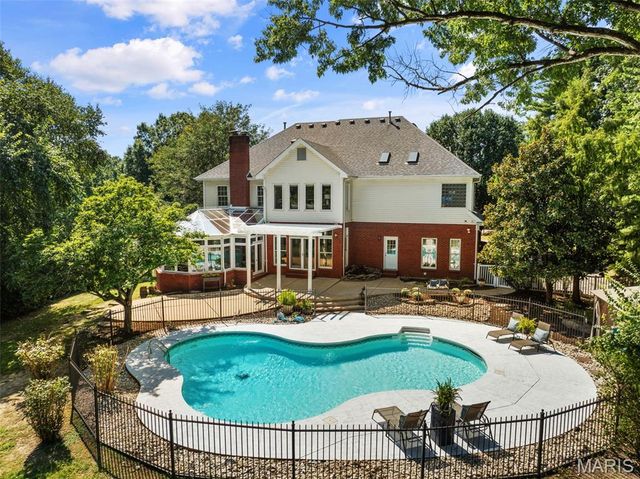 3 Longrove Lane, Des Peres, MO 63131
